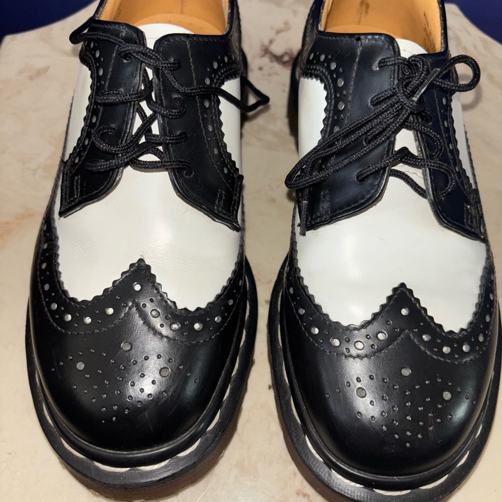90’s DR MARTENS Classic Black and White Brogues